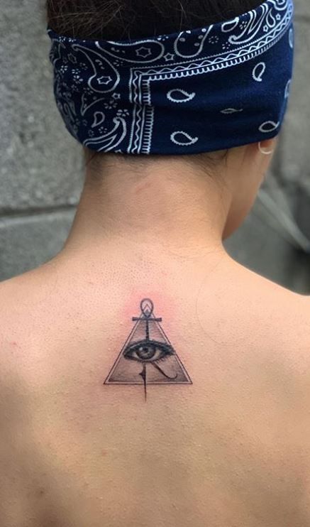 Tatuaje De Triángulo Con Ojos En La Espalda
