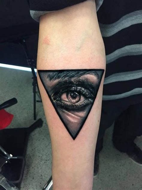 Tatuaje De Triángulo Con Ojos Realistas