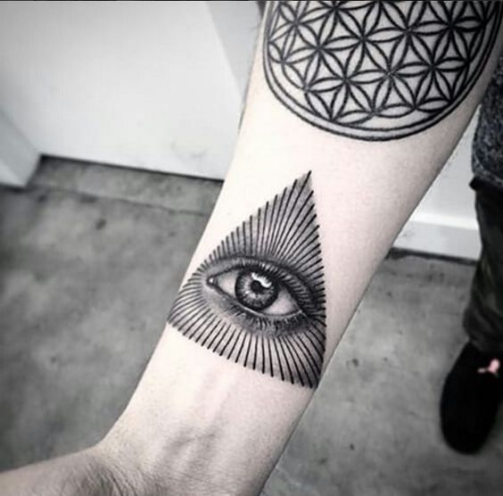 Tatuaje De Triángulo Con Ojos