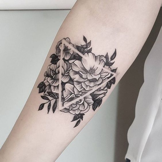 Tatuaje De Triángulo En El Brazo Con Flores