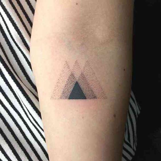 Tatuaje De Triángulo En El Brazo