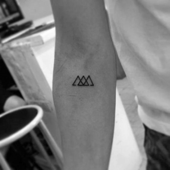 Tatuaje De Triángulo Pequeños En Brazo