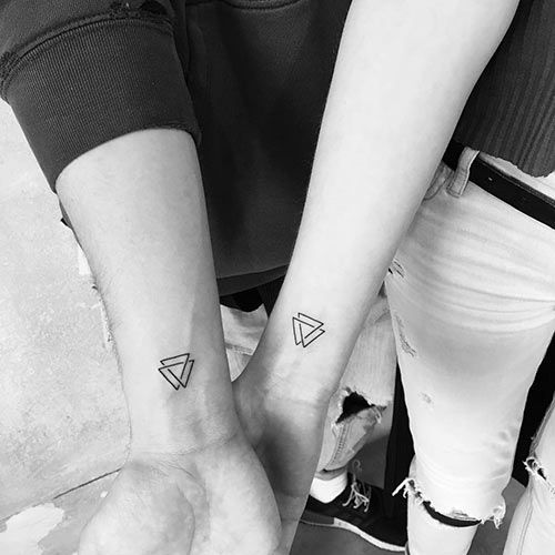 Tatuaje De Triángulo Pequeños Pareja