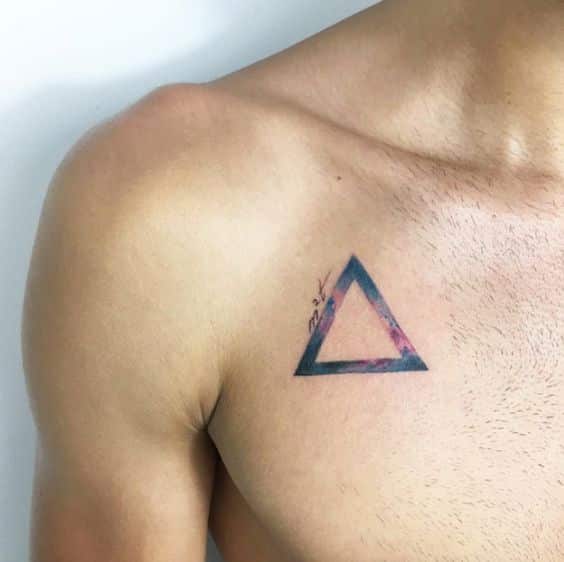 tatuajes de triangulos pecho