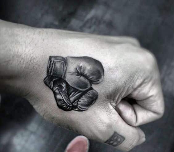 hombres tatuados en la mano 1