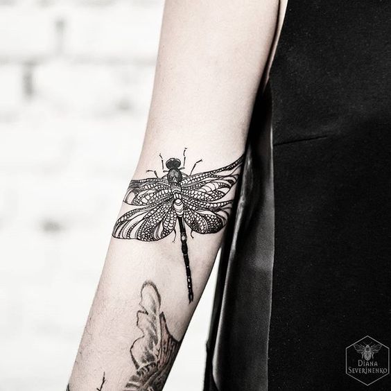 Tatuajes de libelulas para mujeres