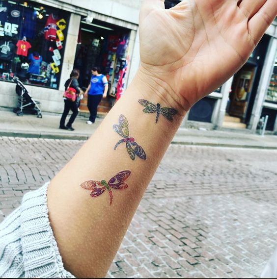 tatuajes de libélulas pequeño mujer