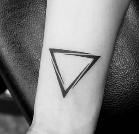 tatuajes de triangulos brazo