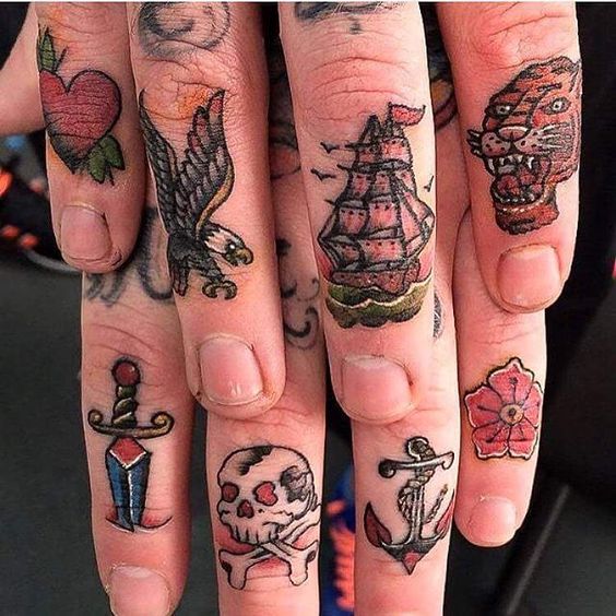 tatuajes en la mano dedos