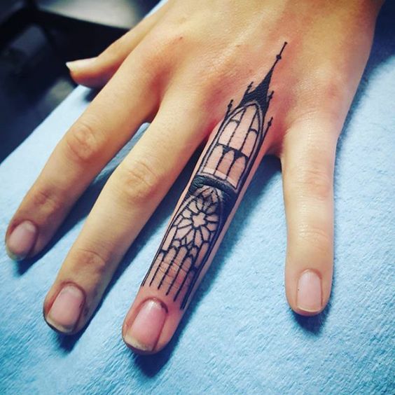 tatuajes en la mano dedo