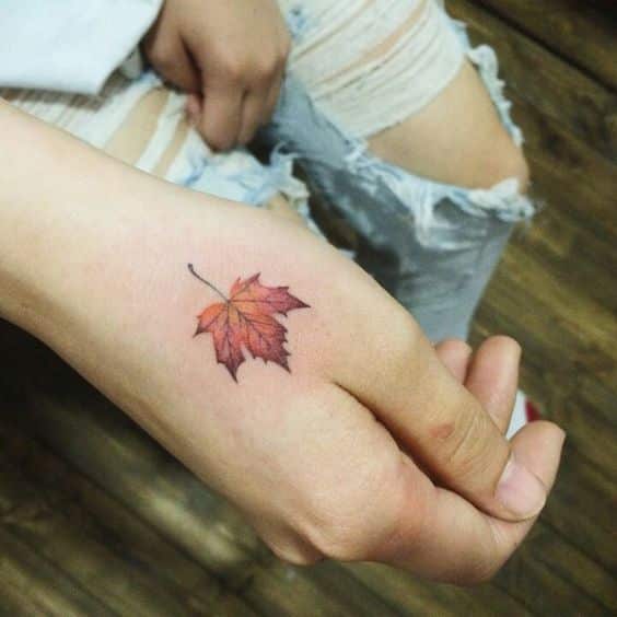 tatuajes en la mano hoja