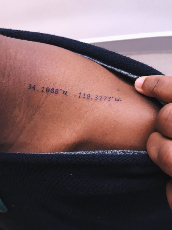 Tatuajes De Letras Y Coordenadas En El Hombro