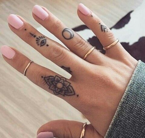 Chicas Tatuajes Dedos (1)