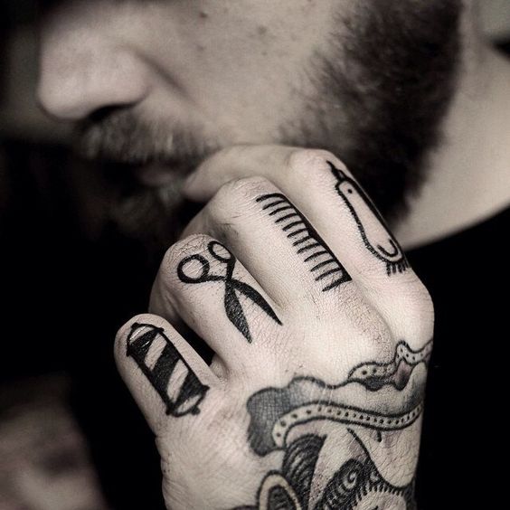 Dedos Tatuados Hombres (3)