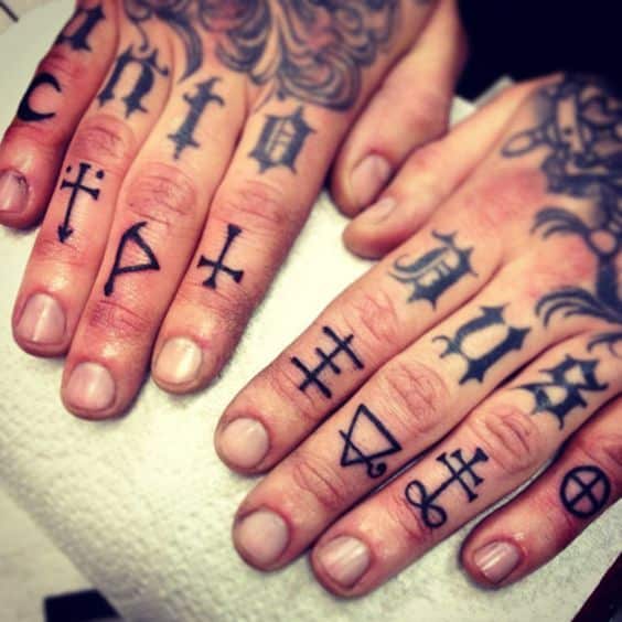 Dedos Tatuados Hombres (6)