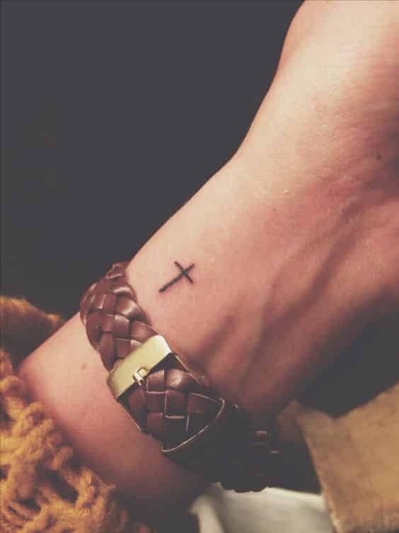 Tatuajes de CRUCES 【⋆ Significados ⋆ Tendencias】