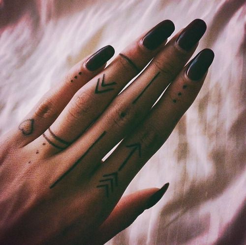 Tatuaje De Mujer En El Dedo (4)