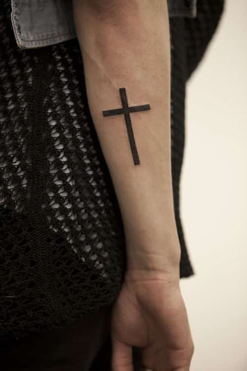 Tatuaje En El Antebrazo Cruces Grande Y Pequeno Con Rosario Tattooimages Biz