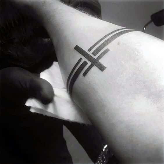 Tatuajes De Cruces En Los Brazos (6)
