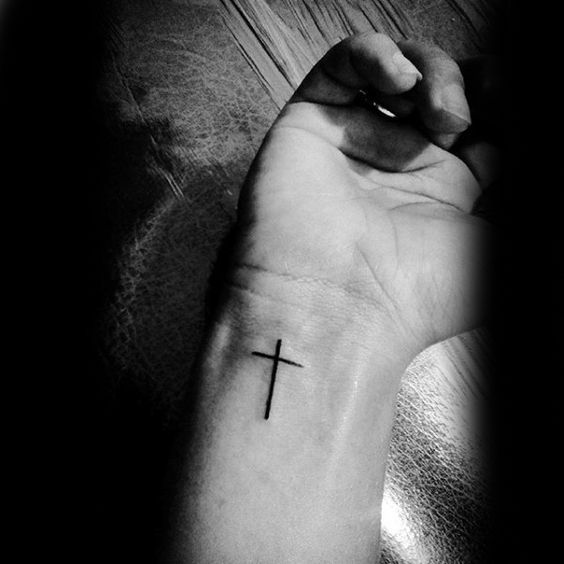 Tatuajes De Cruces Hombresmujeres Significados Tendencias