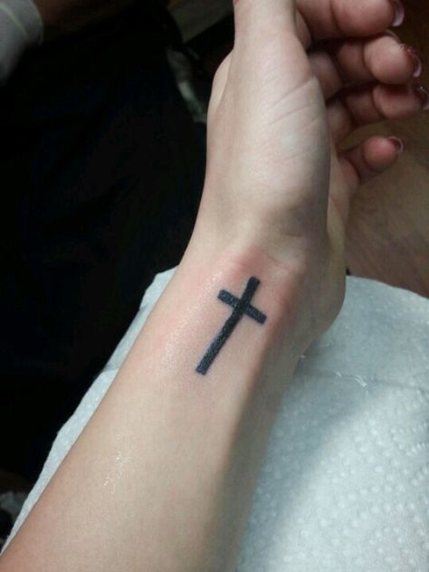 Featured image of post Tatuajes De Cruz En La Mano Fascinantes tatuajes con cruces en la espalda