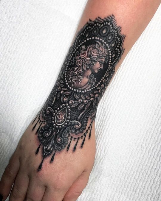 Tatuaje Gotico En La Muñeca