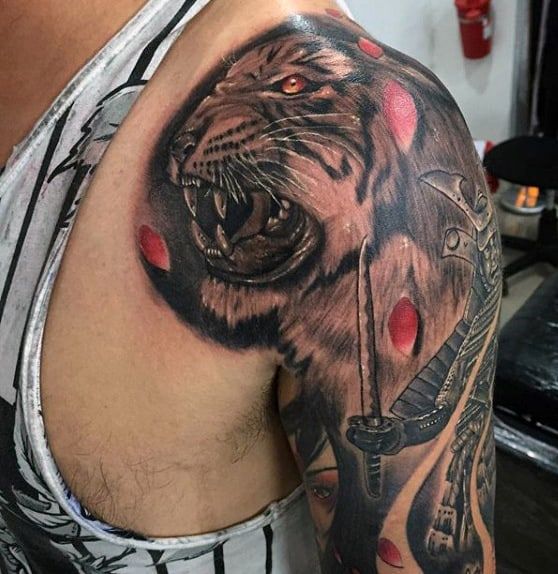 Tatuaje De Tigre En El Hombro Con Color