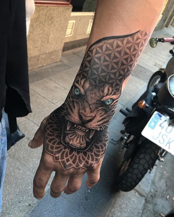Tatuaje De Tigre En La Mano Con Formas Geometricas