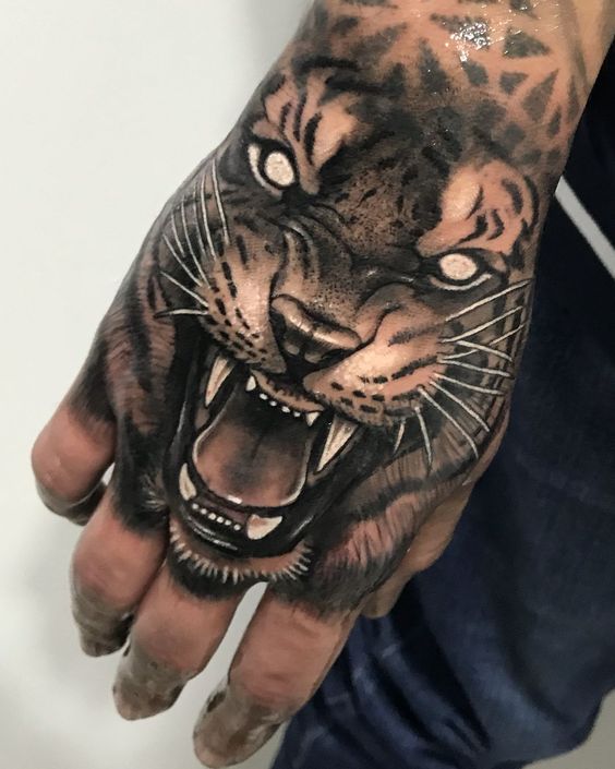 Tatuaje De Tigre En La Mano Rugiendo
