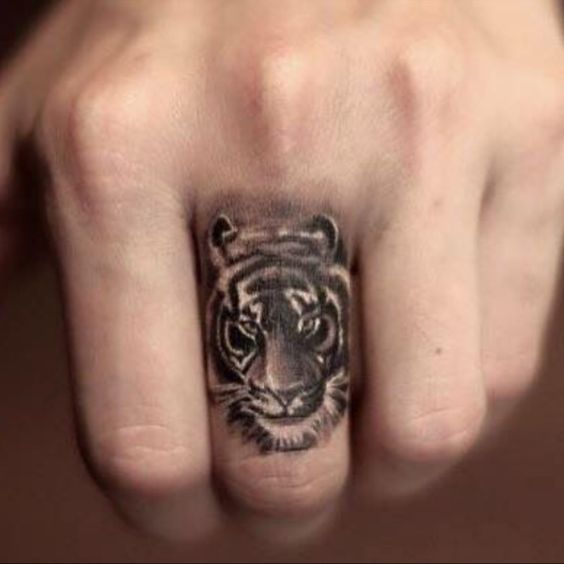 Tatuaje De Tigre Pequeño En Los Dedos