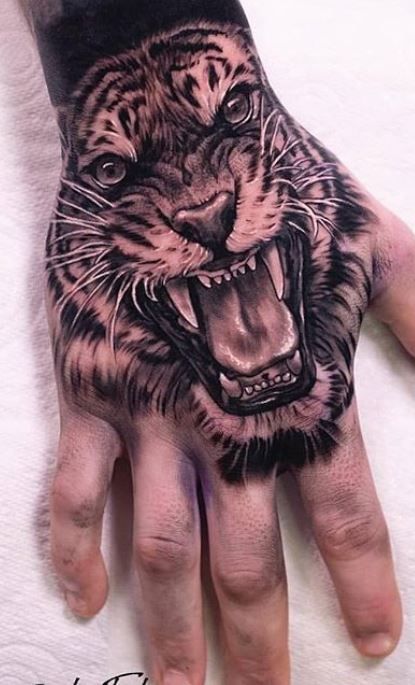 Tatuaje De Tigre Rugiendo En La Mano