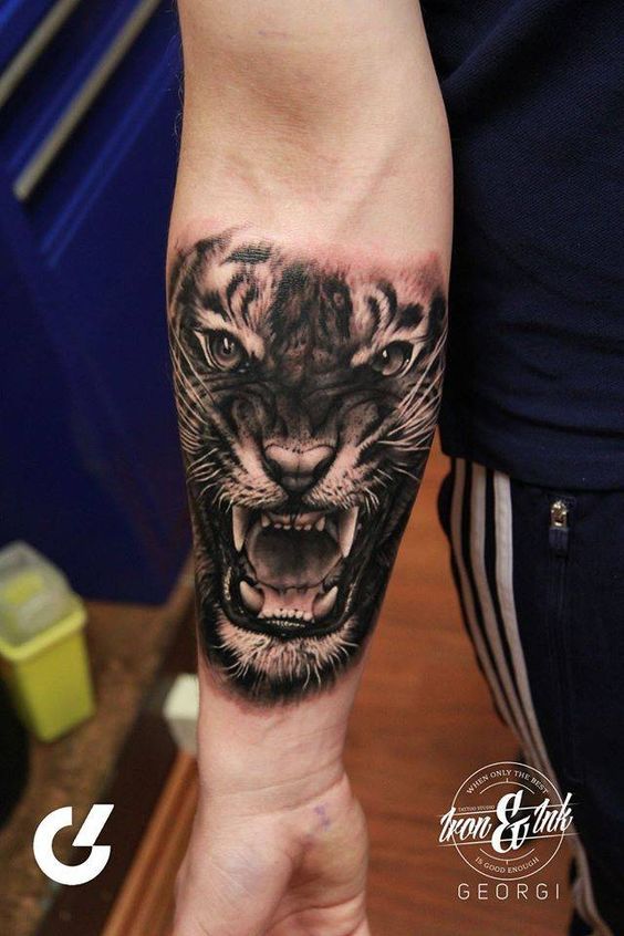Tatuaje De Tigre Rugiendo