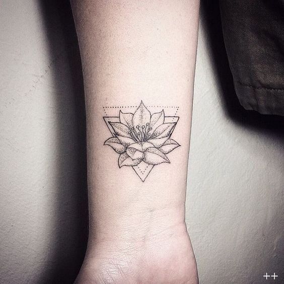 Flor De Loto Tatuada Mujeres (3)