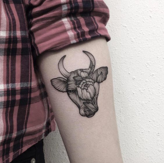 Tattoos De Toros En Mujeres (5)