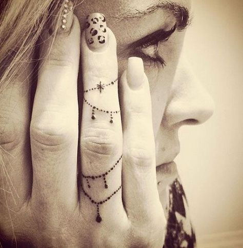 Des Tatouages Sur Les Doigts Pour Les Femmes (12)