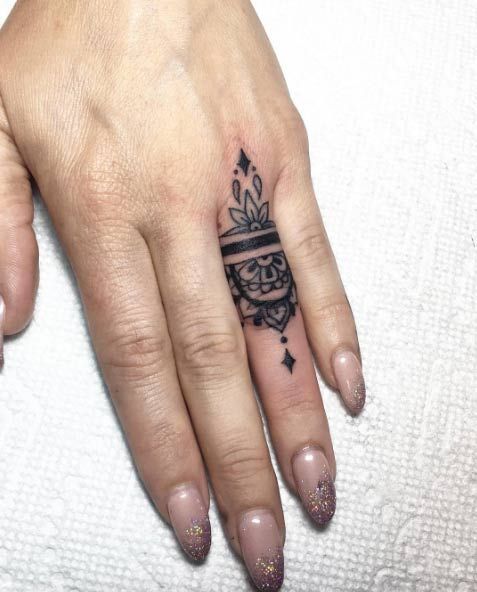 Des Tatouages Sur Les Doigts Pour Les Femmes (16)