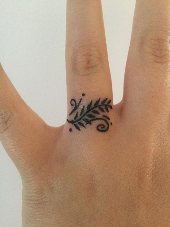 Des Tatouages Sur Les Doigts Pour Les Femmes (20)