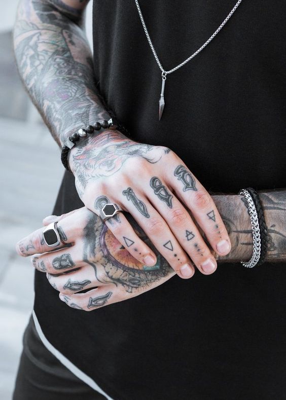 Des Tatouages Sur Les Doigts Pour Les Hommes (2)