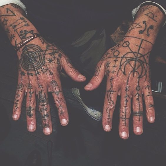 Des Tatouages Sur Les Doigts Pour Les Hommes (21)