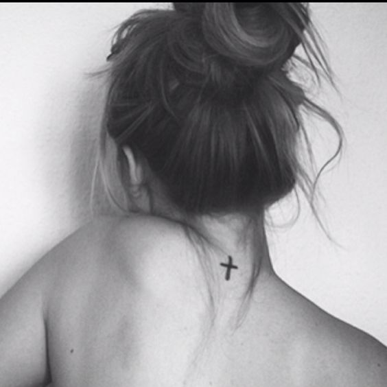 Tatouage Crois Cou (2)