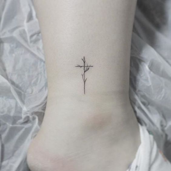 Tatouage Crois Femme (3)