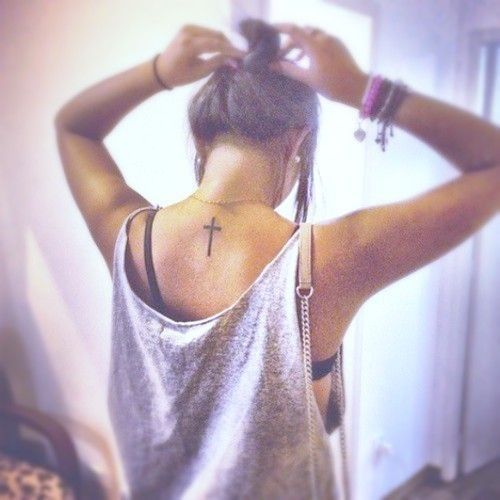 Tatouage Crois Femme (6)