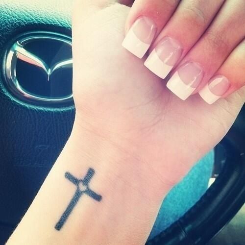 Tatouage Crois Poignet (1)