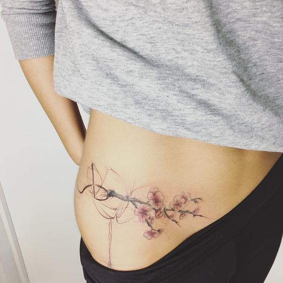 Tatouage Femme Taille (2)