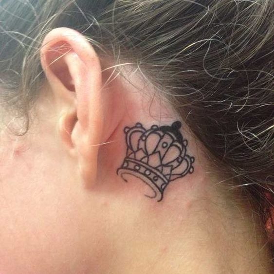 Tatuajes de coronas en el cuello (3)