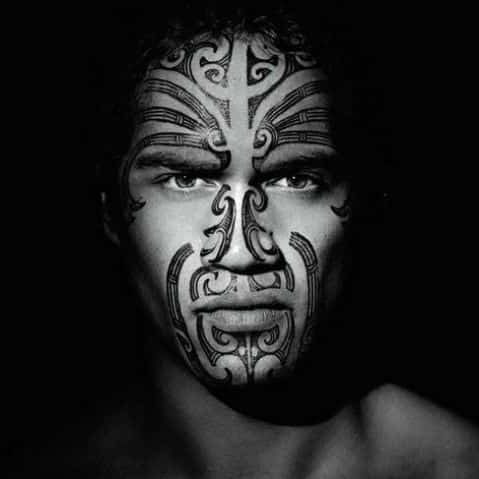 hombre tatuaje maori