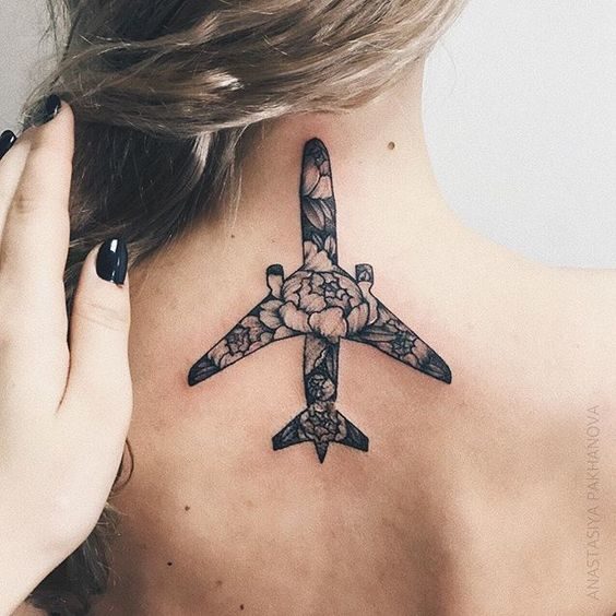 tatuaje de avion y rosas en el cuello