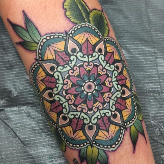 tatuaje de mandala a color