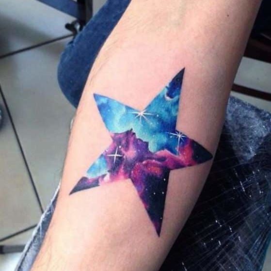 tatuarse estrellas y el espacio en el brazo